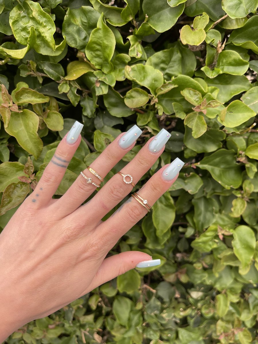 supatkelli's tweet photo. new nails 🩵🤍🩶✨💅🏼 https://t.co/vDwxBUQXUC