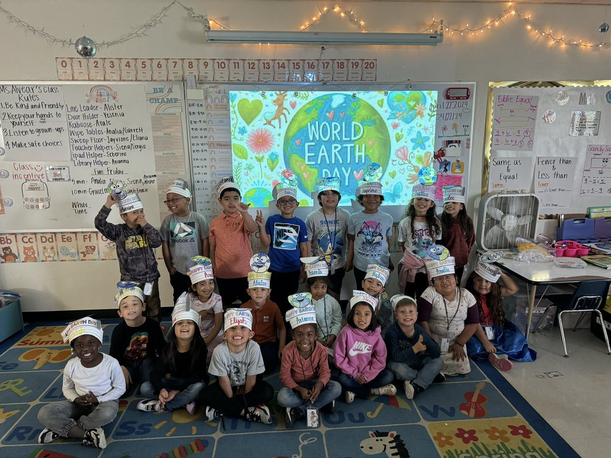 MsAlvear's tweet photo. Happy earth day from Ms. Alvear’s class!💚🌎💙

We talked about ways we can keep earth looking beautiful and what things we can do daily to preserve our resources! https://t.co/QQY9onIe8P