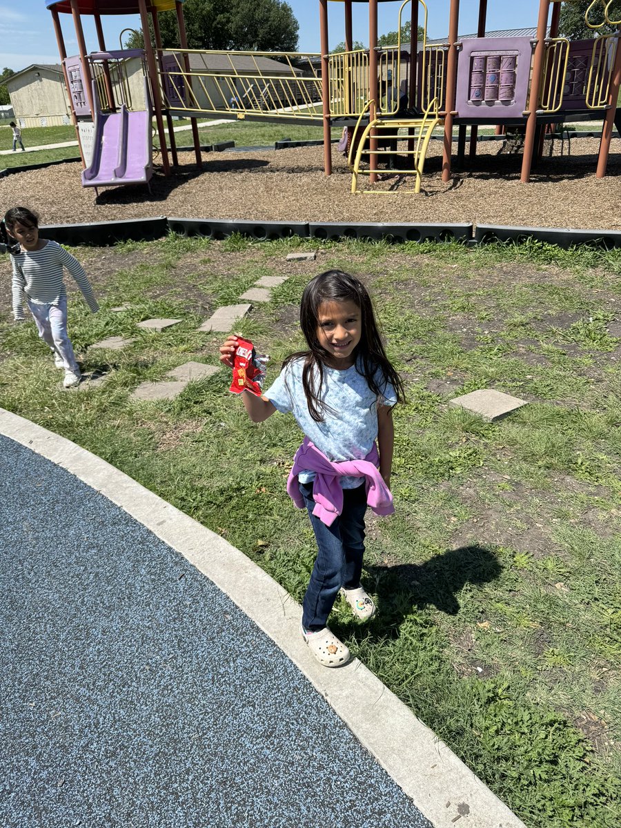 Happy earth day from Ms. Alvear’s class!💚🌎💙

We talked about ways we can keep earth looking beautiful and what things we can do daily to preserve our resources!
