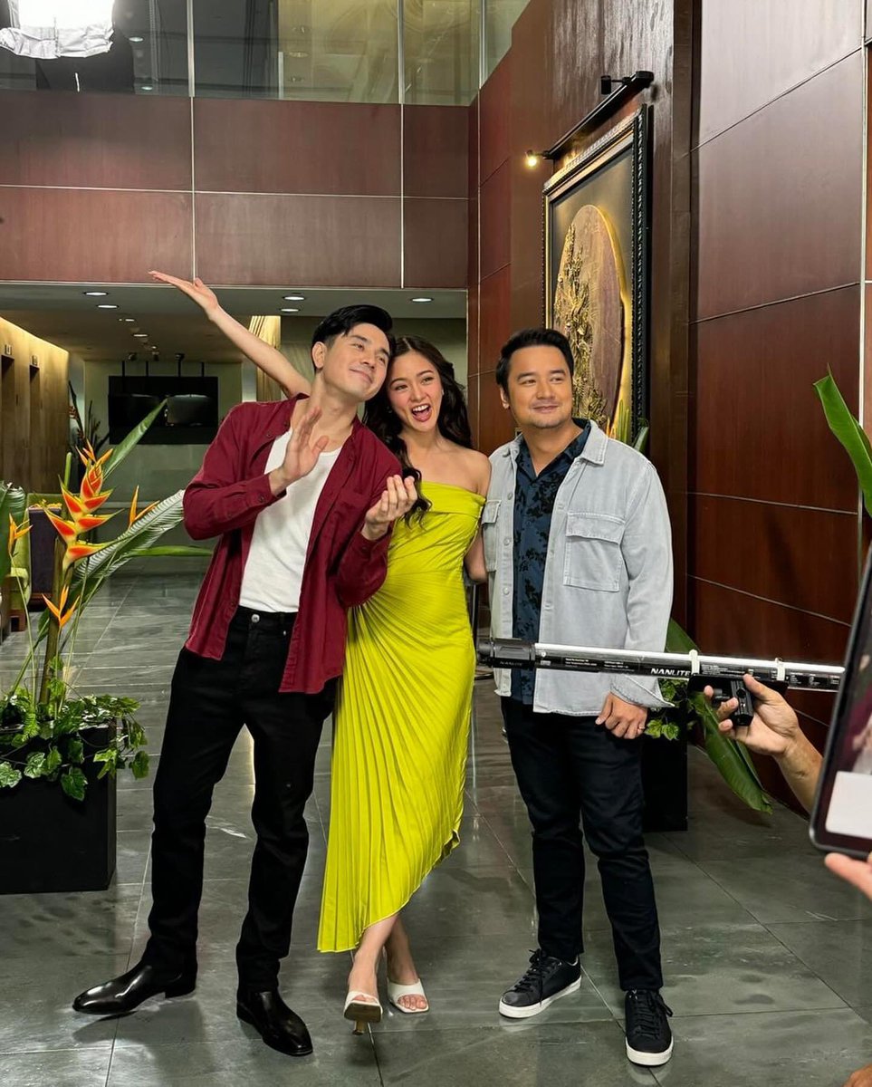 KP_for_real's tweet image. Natural lang ang posture ni JM dito pero itong dalawa apaka territorial.

#KimPau #nonverbalcues #KimChiu #PauloAvelino