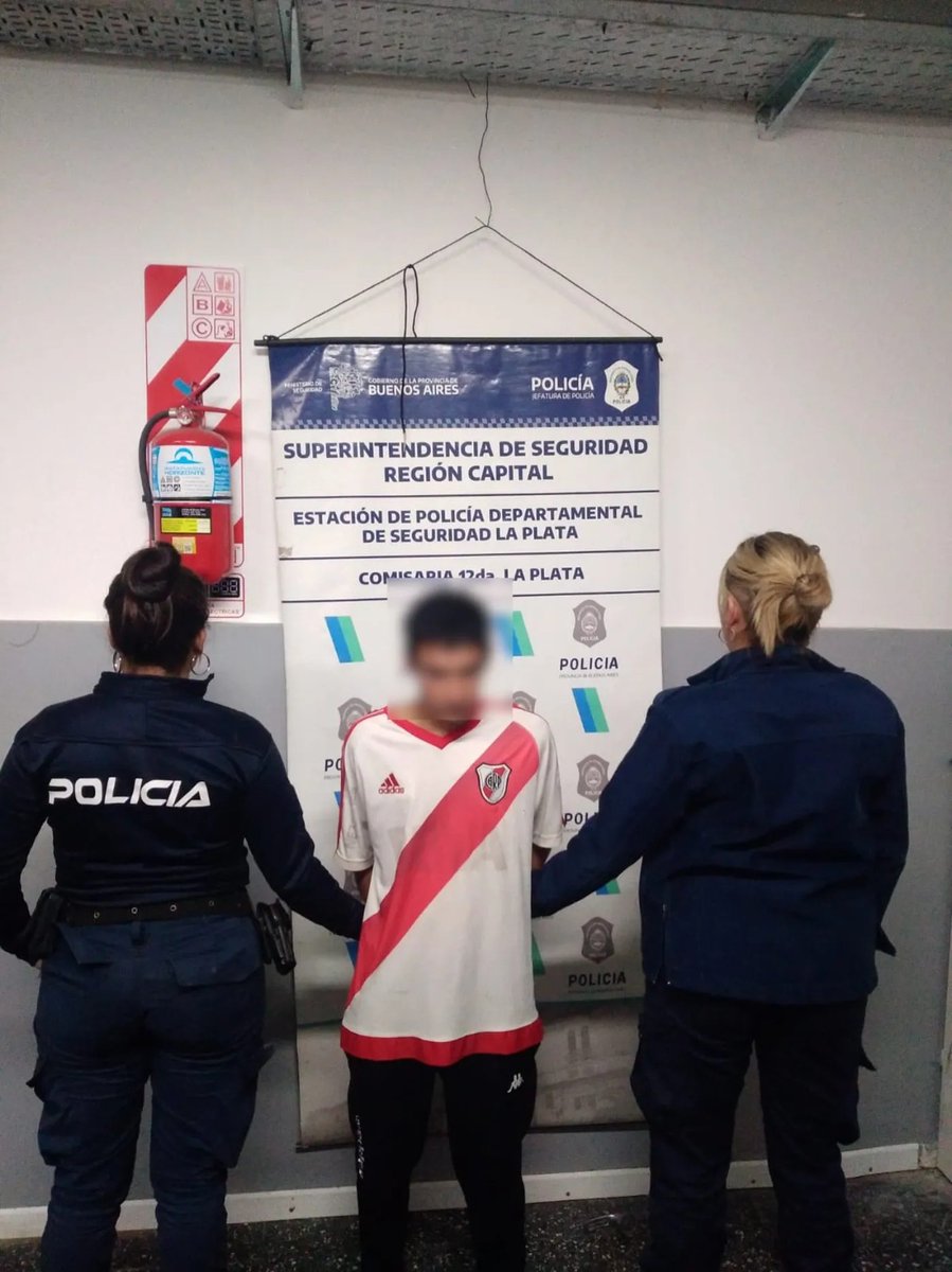 [AHORA] Enojado por la derrota de River, atacó a golpes a su familia en La Plata: lo detuvieron.