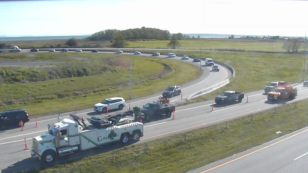 ⚠️UPDATE - #BCHwy99 The southbound right lane at the #BCHwy91 entrance is now clear. Left lane remains blocked due to a vehicle incident. Crews on scene. Pass with caution and expect major delays due to congestion. #DeltaBC

ℹ️For more info:
drivebc.ca/mobile/pub/eve…