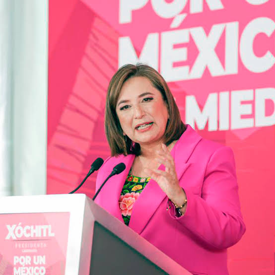 LOVREGA's tweet image. Solo hay dos caminos:

Continuar con la destrucción de México votando por Claudia. O recuperar al país llevando a Xóchitl a la presidencia. 

Yo, mi familia y mis amigos decidimos votar por Xóchitl.

Punto.