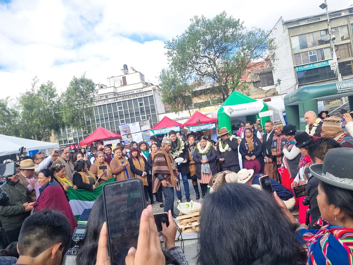 WFP_Bolivia's tweet photo. #Hoy #22deAbril #DíaInternacional de la #MadreTierra fuimos parte de la 4ta feria en conmemoración a esta importante fecha. El evento organizado por la #APMT destacó la importancia del rescate de los #SaberesAncestrales de las diversas #Culturas del país. https://t.co/pzEQhAktyz