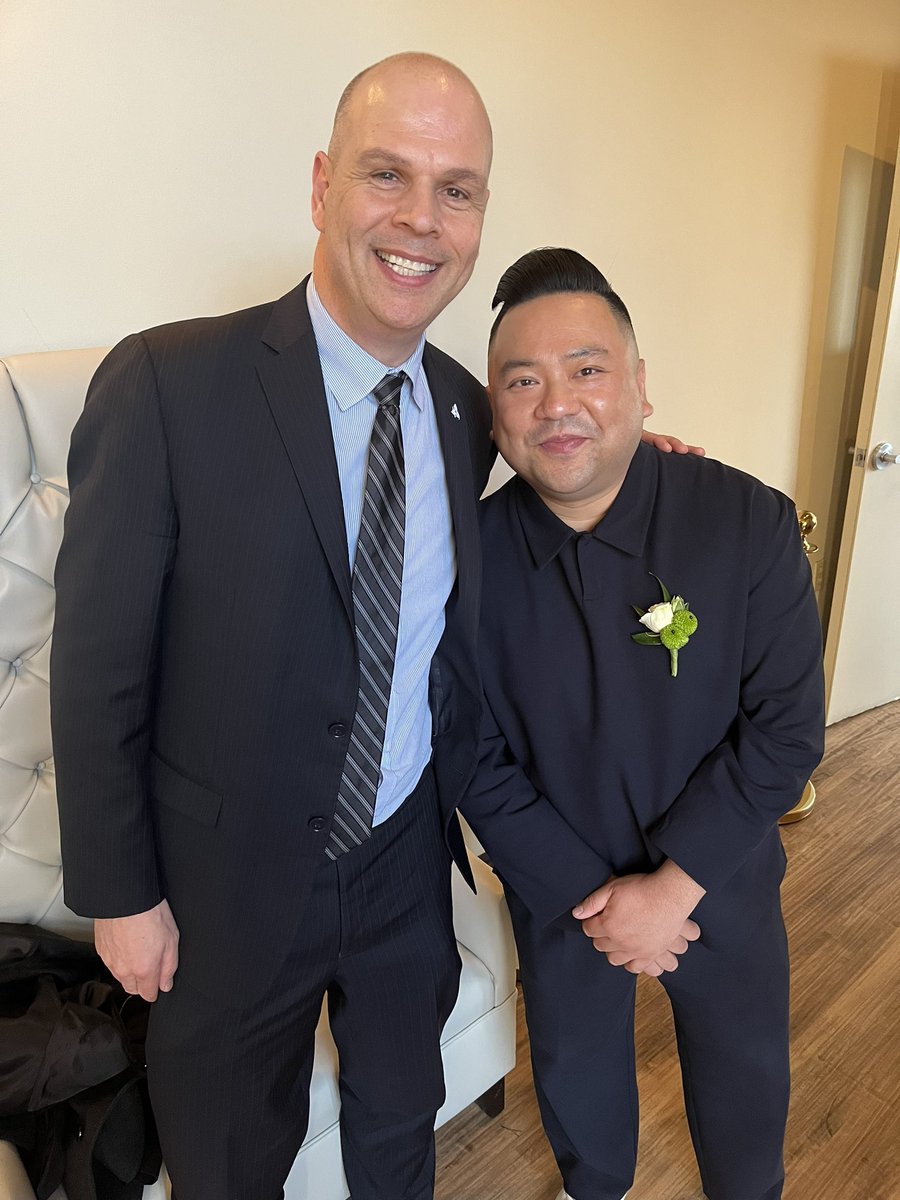 The nicest thing about meeting @AndrewPhung is that he pretended not to notice the fresh bite of a dinner roll that I was trying to hide in my cheek! 🤣 

#ACTRAawards
@ACTRAToronto