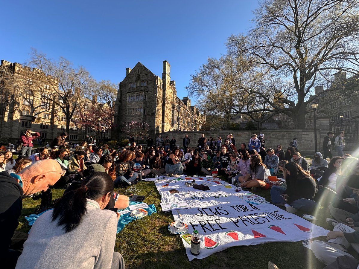 Yale students put on a beautiful communal Seder and protest this evening to mark the beginning of Passover and call for an immediate #CeaseFireInGaza