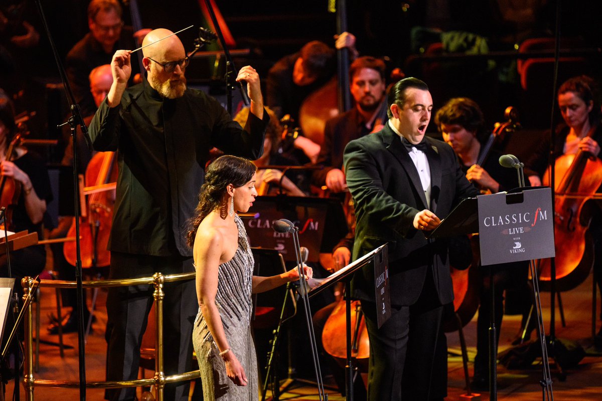 Such an amazing @ClassicFM Live @RoyalAlbertHall hosted by @XanderArmstrong & @KlassMyleene! The @RSNO & @RSNOChorus were fantastic, @FredDeTommaso, @rachelduckett, @880hz wowed, new @PaulMealor, and we had surprise 🎂 for @KarlJenkinsReal! Great work from the whole @global team