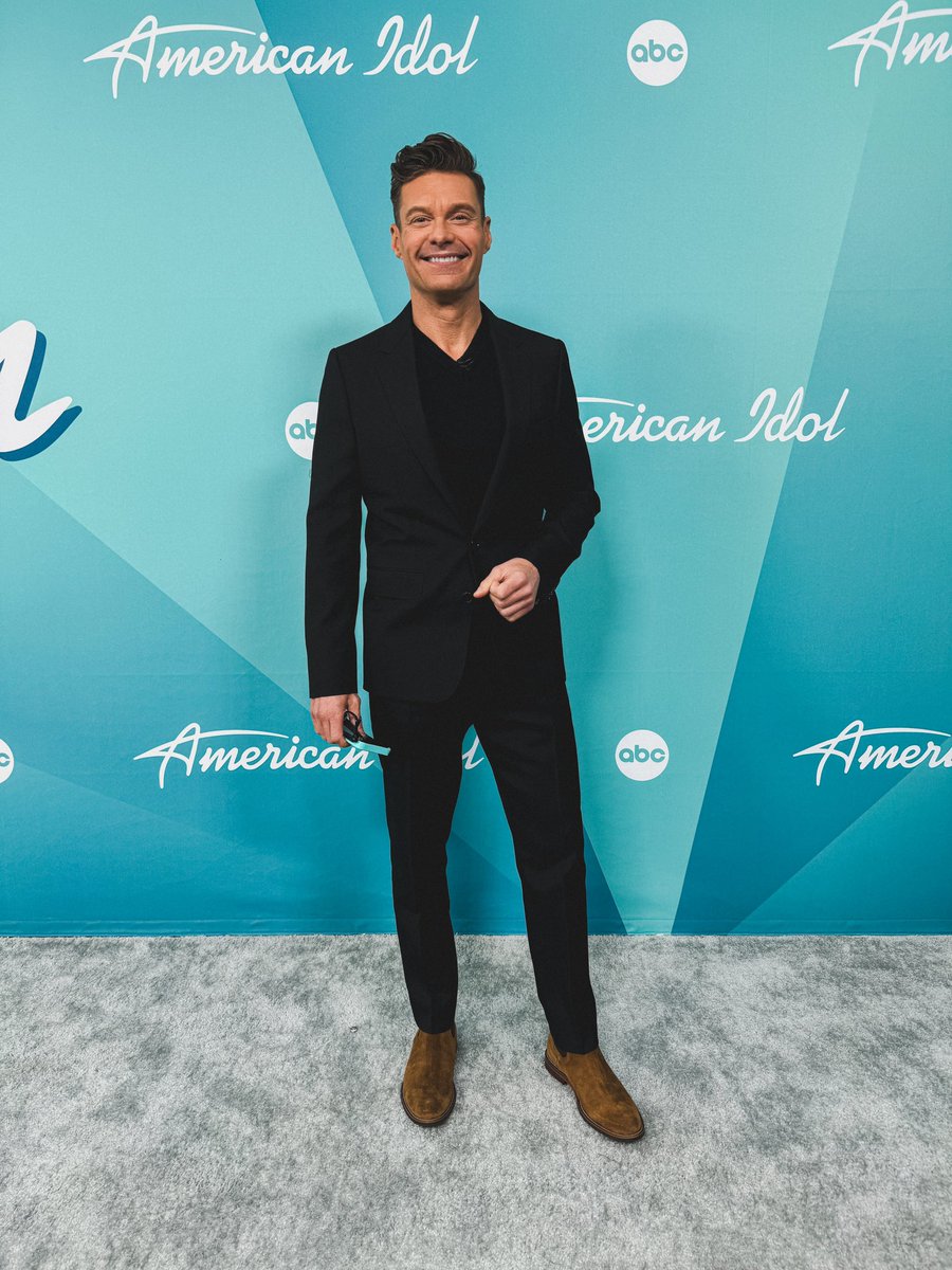 Showtime! Tune in to #AmericanIdol now !