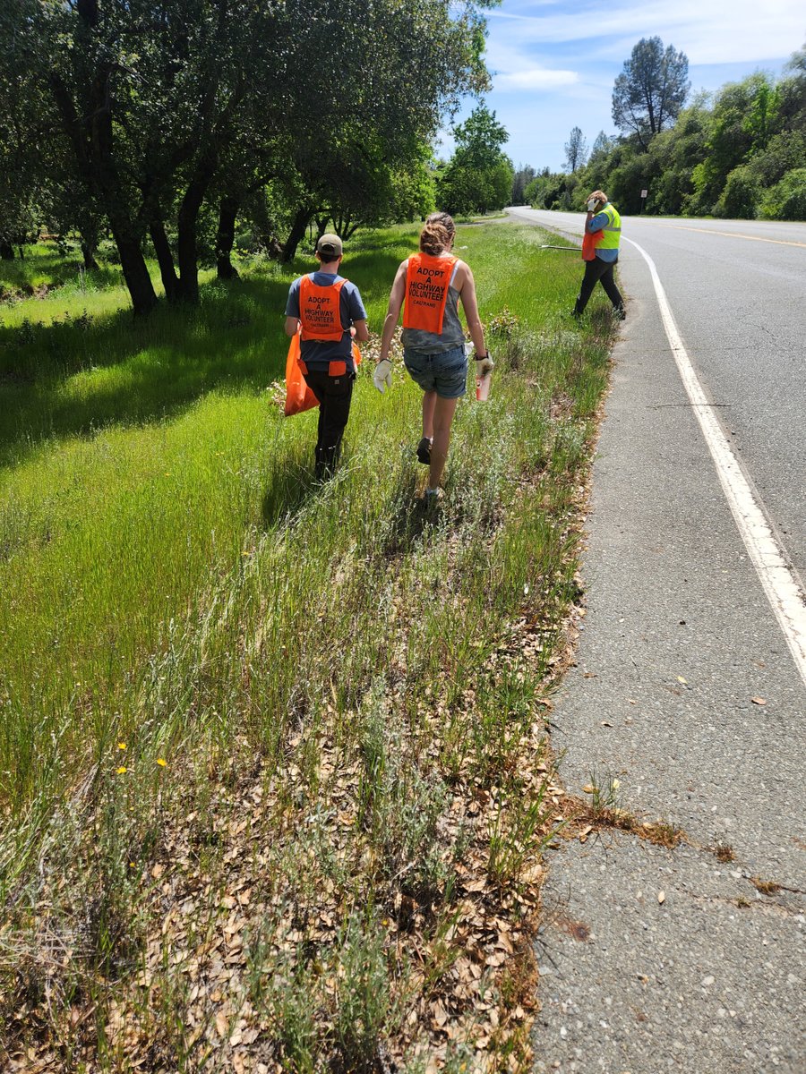Shoutout to our Forestry & Natural Resources club for their work in cleaning up a mile-long stretch of Old Oregon Trail near campus. 7 students & 2 faculty filled 3 55-gallon bags and collected large waste items. 🌿🌍 What a fantastic way to honor Earth Day! Way to give back! 💚
