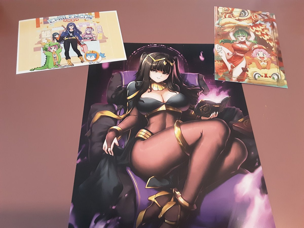 So some of my @TheEmblemCon stuff came in and it's pretty mu h a tradition for me now to get something from @Burnt_Green_Tea really happy with my new Tharja print.