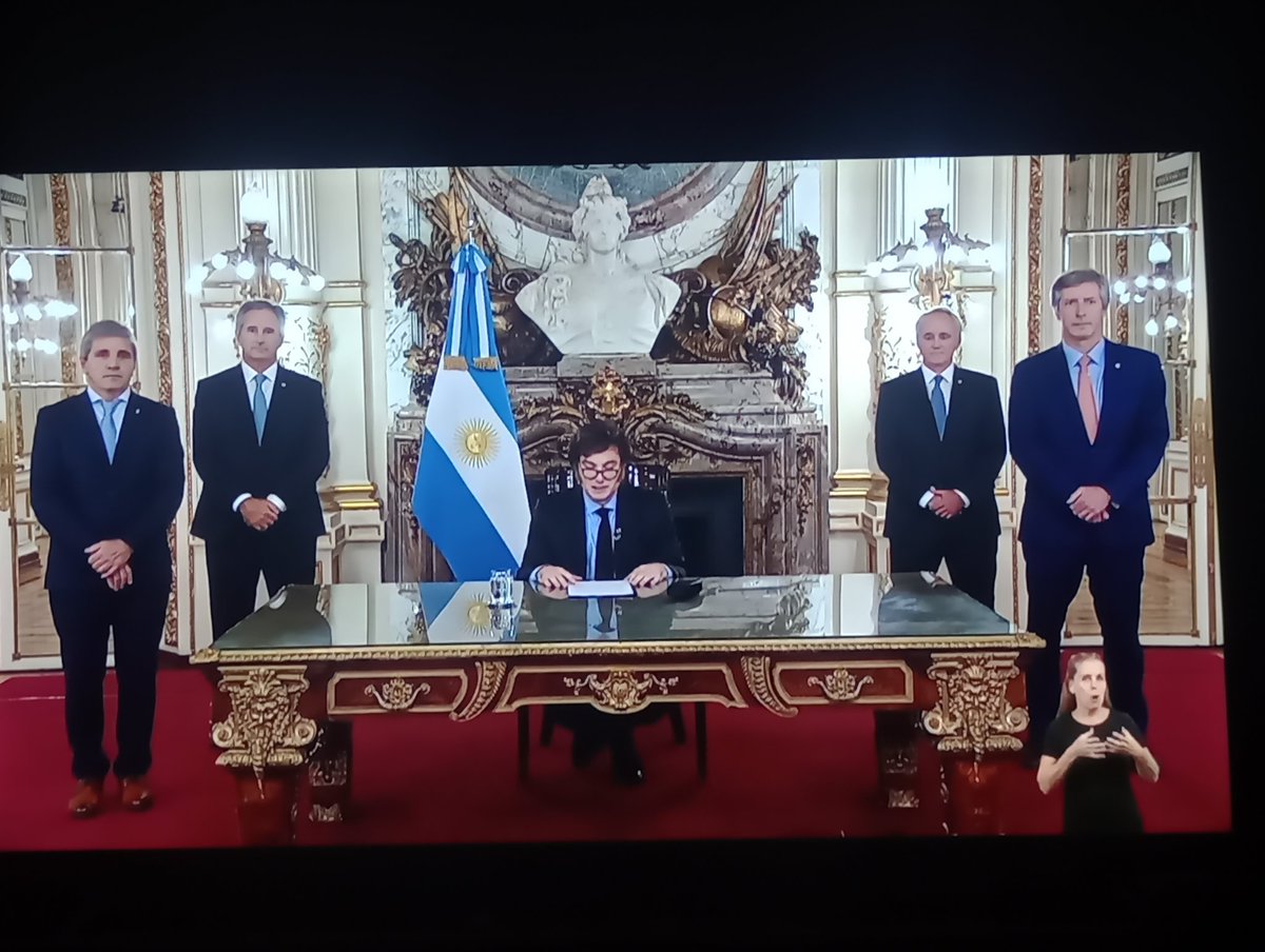 Cadena Nacional, habla al pais el presidente Javier Gerardo Milei. #CadenaNacional