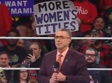 TOXlCATTRACTlON's tweet photo. I would like to thank whoever is holding up that crowd sign https://t.co/uVbFf8LOqi