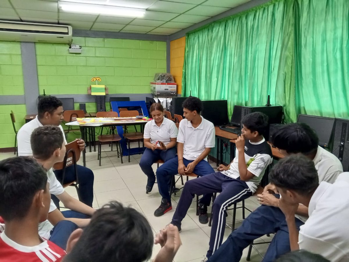 El Movimiento Ambientalista Guardabarranco del Distrito 2 de Granada, realizó hoy 22 de abril, dia que Celebramos la Madre Tierra. Charla sobre el cuido a la Tierra con Jóvenes del Colegio Pablo Antonio Cuadra.
#UnidosEnVictorias
@minednicaragua @CsarLpe1525 @molotovdigital_