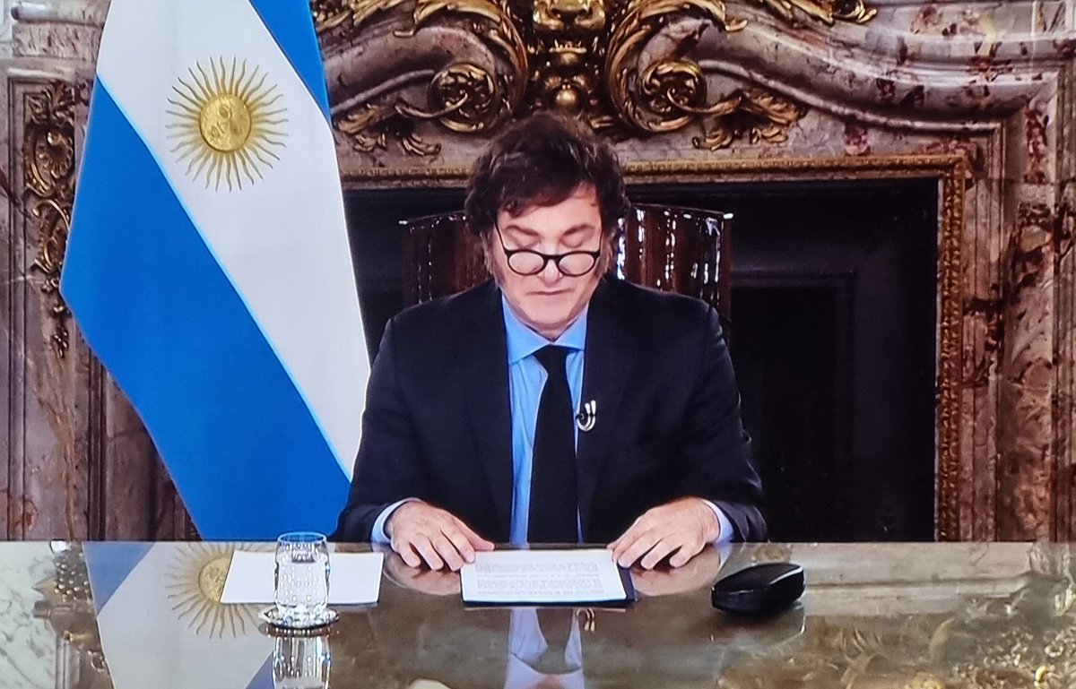 luisbremer's tweet photo. "Por primera vez no se le traslada el costo del ajuste a toda la población" dice el mandatario
¿Cuál es tu opinión?
#CadenaNacional https://t.co/jnbyL45uBo