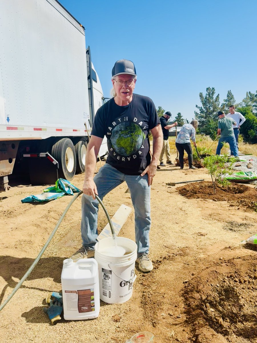 Huma_US's tweet image. Team Huma celebrated #EarthDay2024 by planting trees to contribute to a greener, healthier planet! Let's continue working together to protect and preserve Mother Earth for future generations.🌱

#Huma #SoilHealth #RegenAg #EarthDay #Sustainability