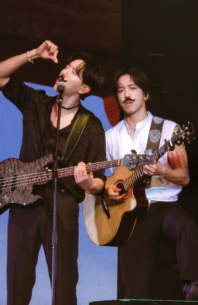 여러분은 재미있어요
#CNBLUE #씨엔블루 
#CNBLUENTITYinMACAU
#정용화 #JUNGYONGHWA
#LEEJUNGSHIN
@JYHeffect