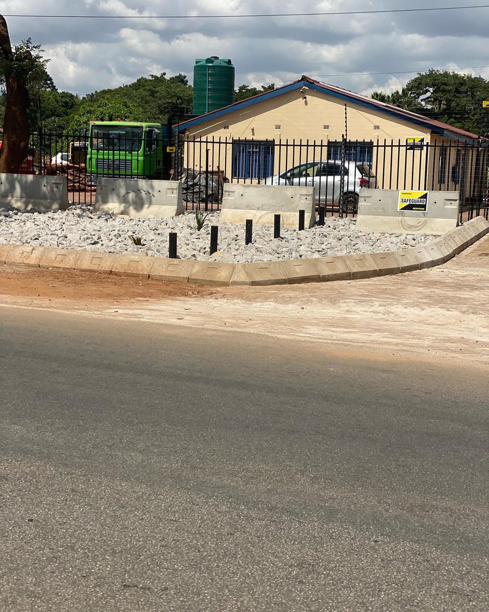 Royalprecastzw's tweet image. Another satisfied client ensuring the protection of their investment with Royal Precast barrier kerbs! #PrecastConcrete #InvestmentProtection #HappyClient
Visit us today at 1 Seke road , cnr George Road Hatfield Harare .
App /call -0714120493, 0777769182, 08644247939