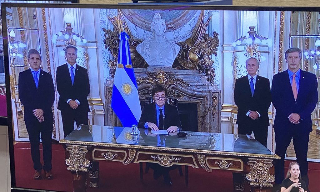 romerodiario's tweet photo. Confirmado: los perros son 4: https://t.co/czy4kLHZym