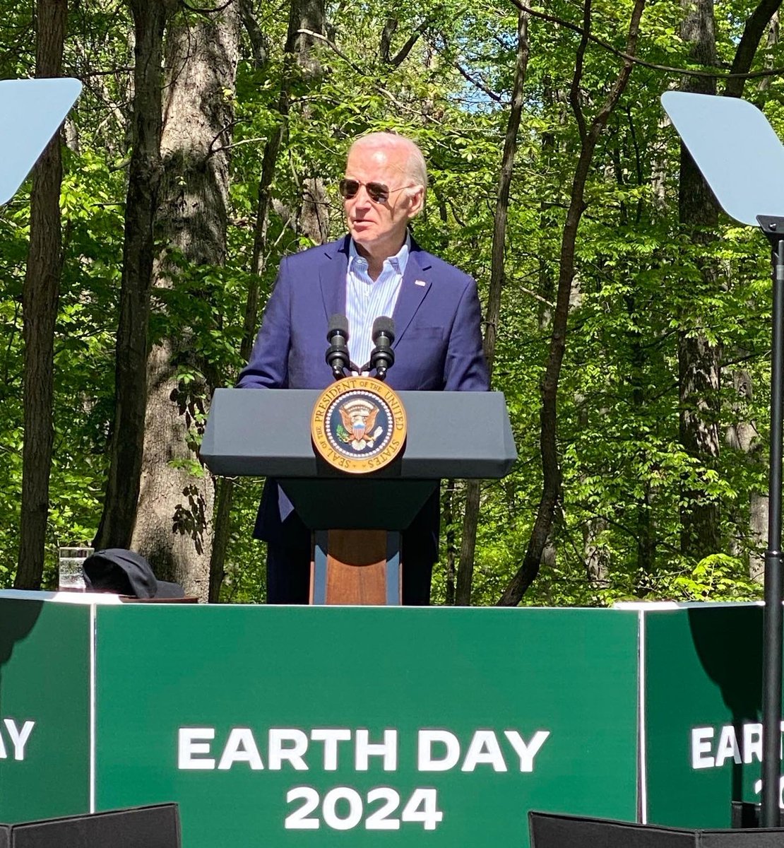 When @POTUS tells you to don your best #earthday attire and head to the park, you do so 🙌🌎 #solarforall