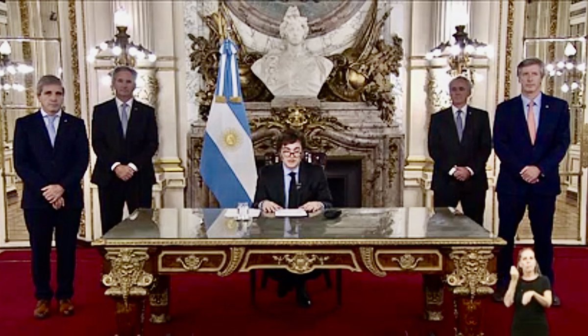 Solmosca's tweet photo. Milei y sus 4 susanos.

#CadenaNacional https://t.co/lrln94FrYR