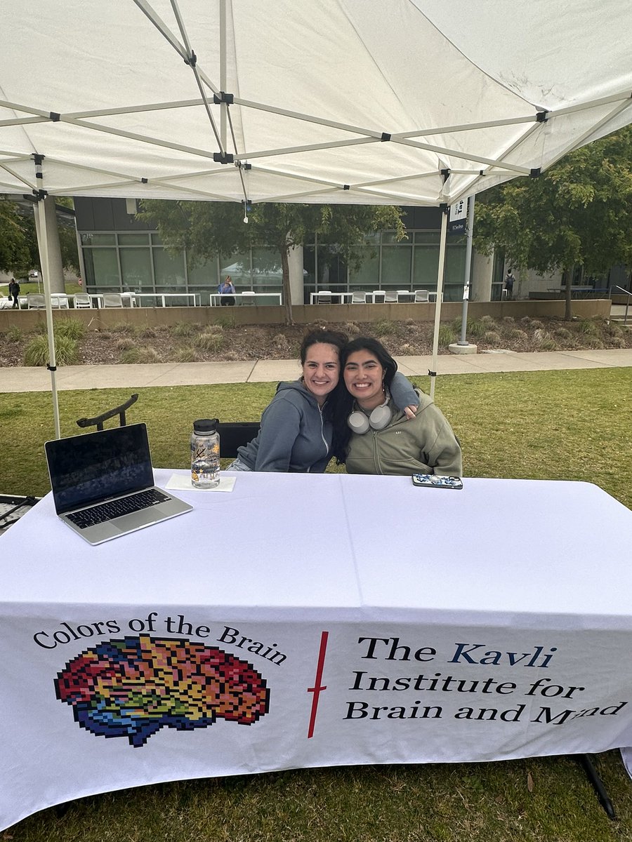 So much fun reppin @UCSD_CoB today at the sixth college undergrad research fair with CoB alum @faithinneuro 🧠!!! (peep the new tablecloth 😏)