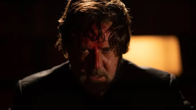 DSeriesYPelis's tweet photo. #TiempoDNews 

Primera imagen de Russell Crowe en #TheExorcism (aka #TheGeorgetownProject). 

Dirigida por M. A. Fortin y Joshua John Miller, estrenará el 7 de junio en cines.

Sigue a un actor que empieza a desquiciarse mentalmente mientras rueda una película de terror sobrenatural.