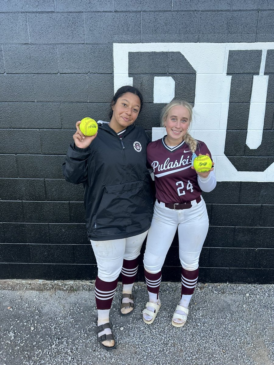 A big “W” tonight for your Lady Maroons!! 11-1 win over the Lady Jumpers tonight. Our #00, Bella Ellis, and our #24, Maggie Gregory, with a couple bombs! Great game, ladies! 💪🏼🥎