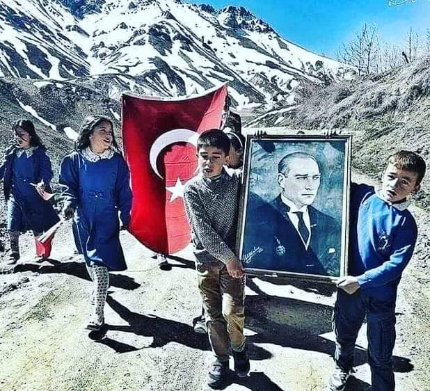 SerdaronurVip's tweet photo. başkalarına saygılı, aklın ve bilimin yolundan yürüyen, dürüstlüğü yaşamın ana kuralı olarak benimsemiş nesiller yetiştirmemiz dileğiye
#23Nisan #23NisanKutluOlsun
#EvdeBayramVar https://t.co/4q0WeGqJfR