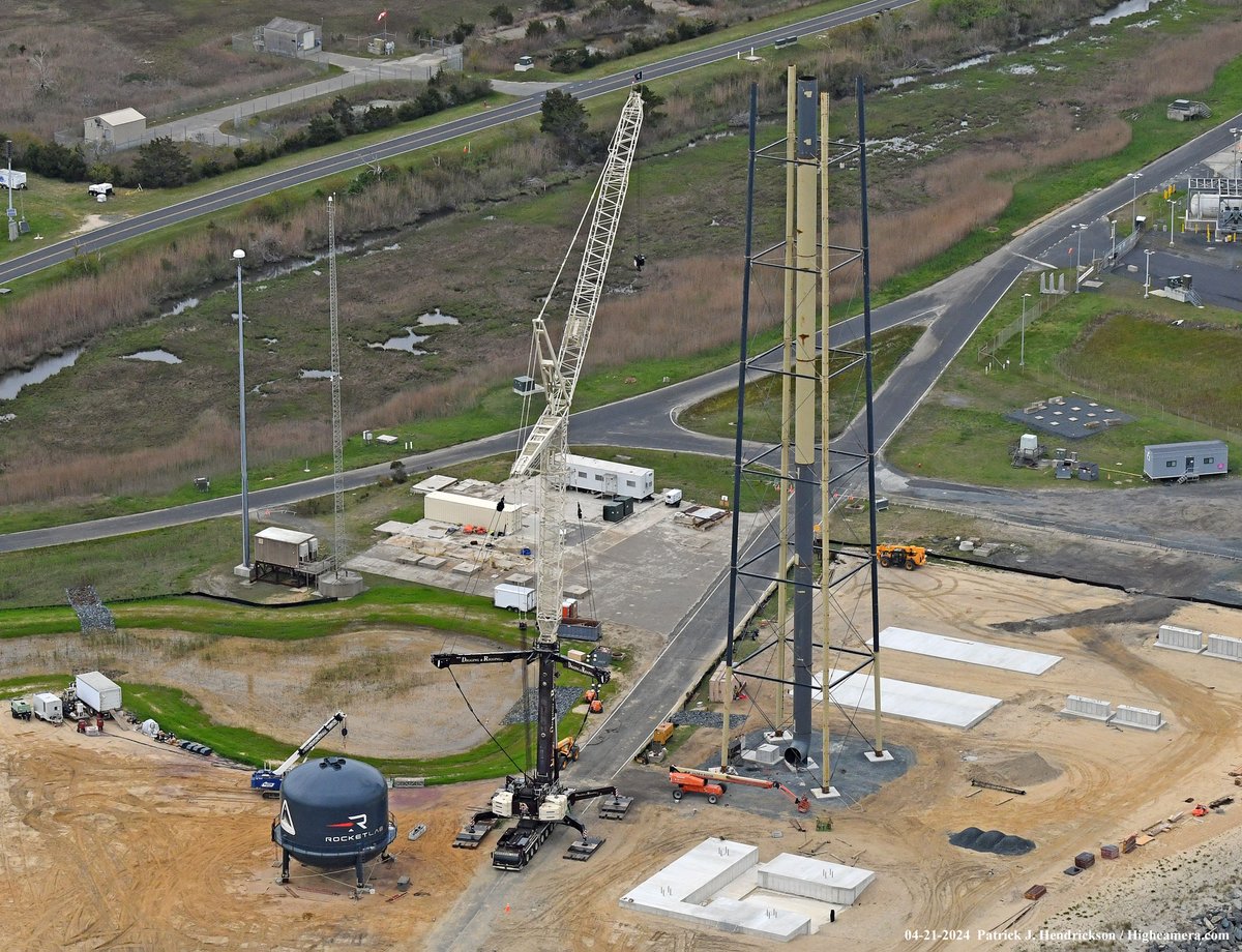 Up we go! 🏗️ Installation of LC-3's water tower for Neutron is underway at @NASAWallops @Virginia_Space