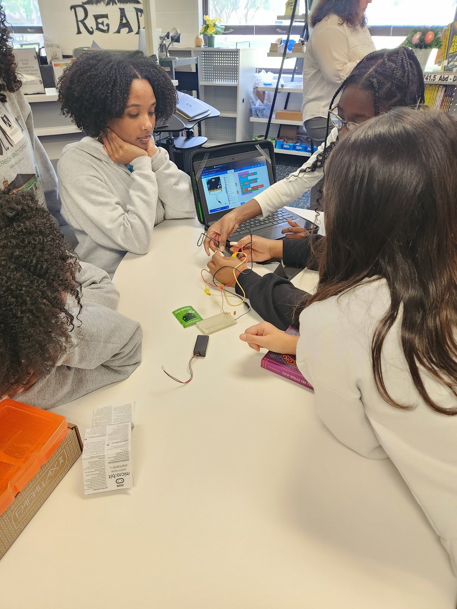 cdmurchi's tweet photo. Today, Members of Girls Who Code and STEM Students United visited Indian Lakes Elementary to mentor the Coding Club on their projects. 
@MsPeeJay @senorajenmorris @STEMAcademyLHS @LandstownEagles @GirlsWhoCode @IndianLakesES https://t.co/yJRhIu93tA