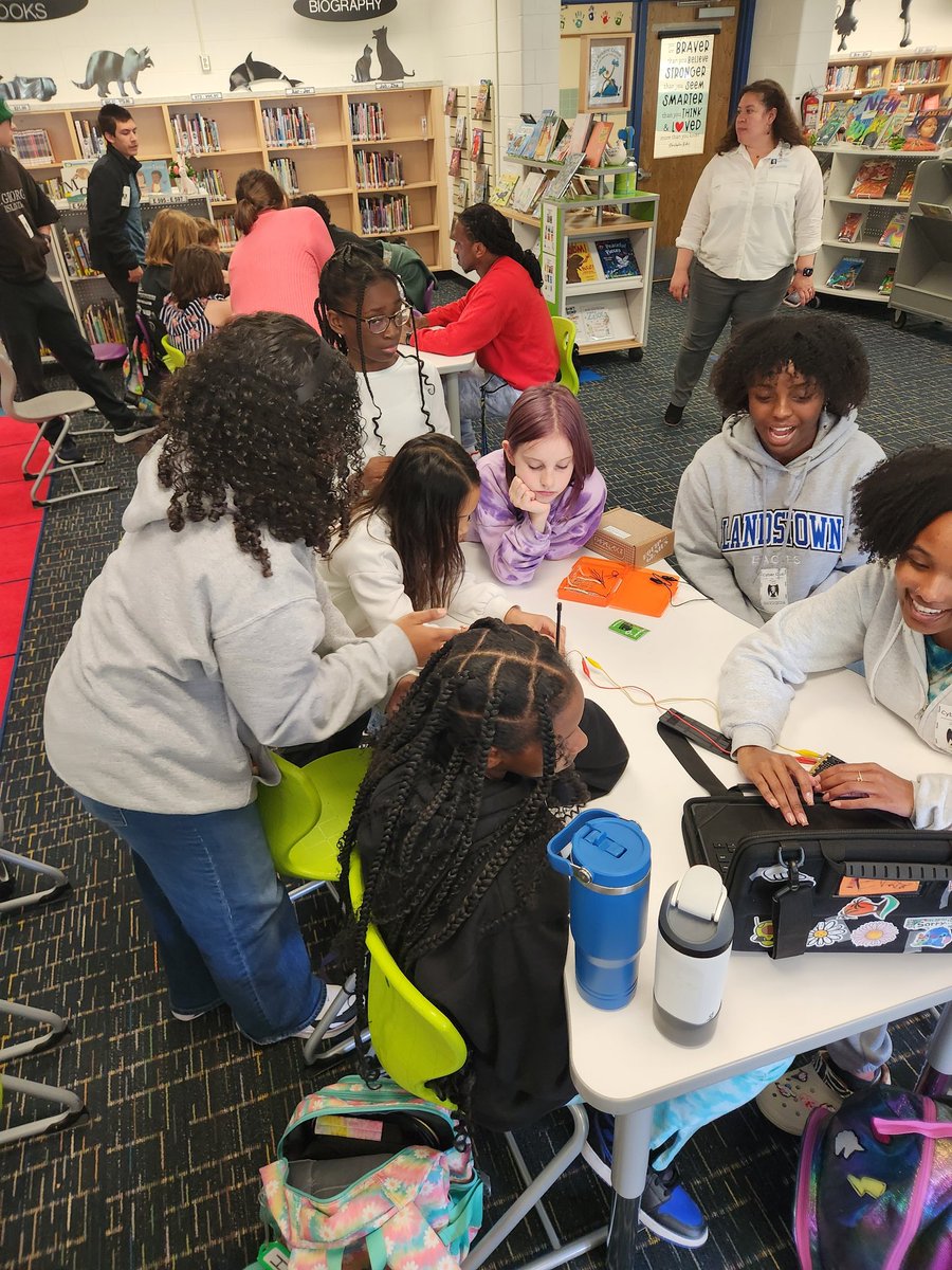 cdmurchi's tweet photo. Today, Members of Girls Who Code and STEM Students United visited Indian Lakes Elementary to mentor the Coding Club on their projects. 
@MsPeeJay @senorajenmorris @STEMAcademyLHS @LandstownEagles @GirlsWhoCode @IndianLakesES https://t.co/yJRhIu93tA