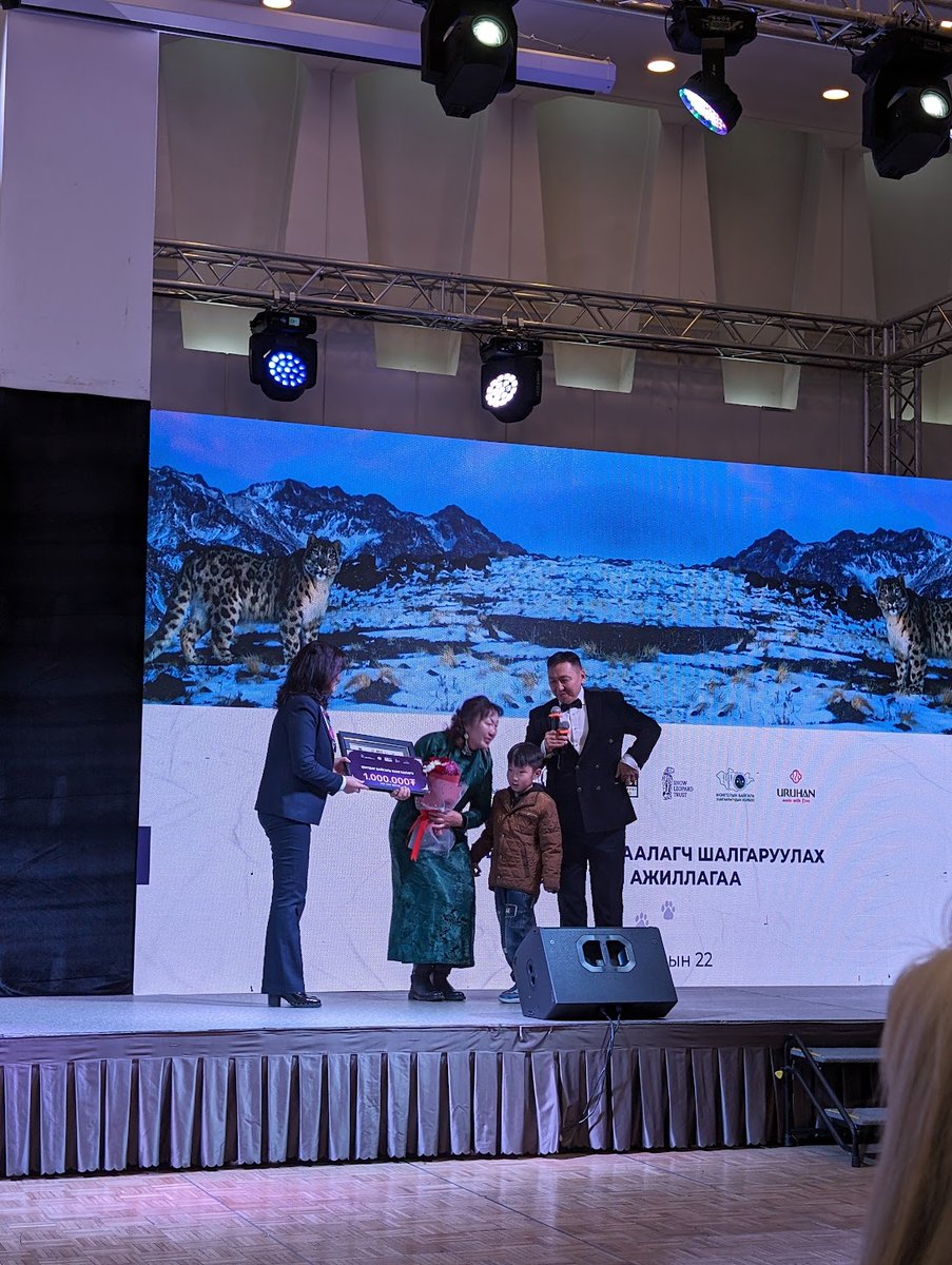 Celebrating #EarthDay by honoring #Mongolia's inspiring #womenrangers; Byambajav from Gobi Altai, protecting snowleopard habitats. In Mongolia 11% of rangers are women, patrolling 100s km per month. Thx @snowleopards for inviting us & @FionaBlythUK & @SebastienSurun for roaring.