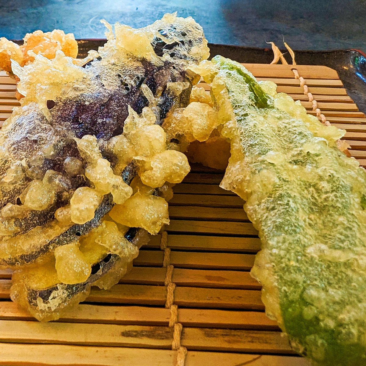 天ぷら～
ここのお店は食べるタイミングに合わせて
揚げたてをだしてくれる
浅漬け、キムチ、大根おろし、天ぷらのつゆ食べ放題
ごはん３杯までおかわり可
最後の玉ねぎのかき揚げの時は、別のたれが出され、かき揚げ丼で食べるよう勧められる、美味い！