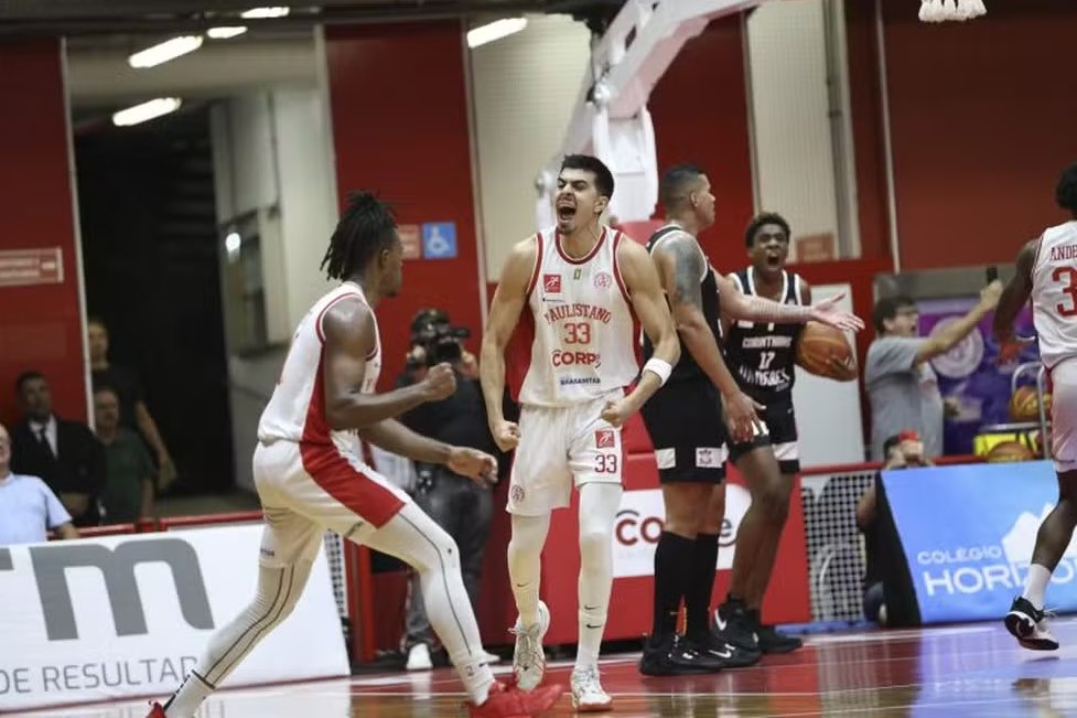 🏀 Paulistano vence Corinthians e avança para as quartas do NBB ➡️ glo.bo/3Uci233 📸 Willian Oliveira/Foto Atleta