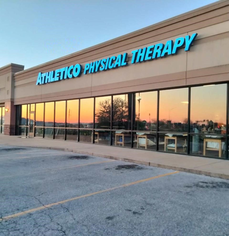 Ending the day with warmth and care at our Festus, MO clinic. 🌥 Schedule a free assessment at an Athletico near you - ow.ly/rpSe50RlJRB