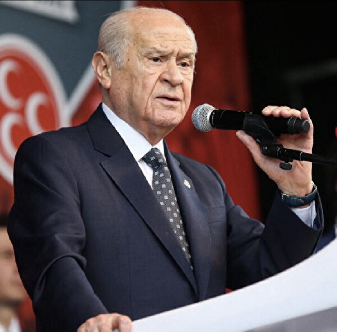 DEVLET BAHÇELİ; “TÜRK BAYRAĞINI KABULLENEMEYEN ŞEREFSİZLER DERHAL VATANDAŞLIKDAN ÇIKARTILMALIDIR…” ALTINA İMZA ATARIM… SAYIN BAHÇELİ’Yİ YÜREKTEN ALKIŞLIYORUM… @dbdevletbahceli DEVLET BAHÇELİ; 'Vatanımızın bir bölümünde istiklal Marşının söylenmesine direnen, Türk bayrağının