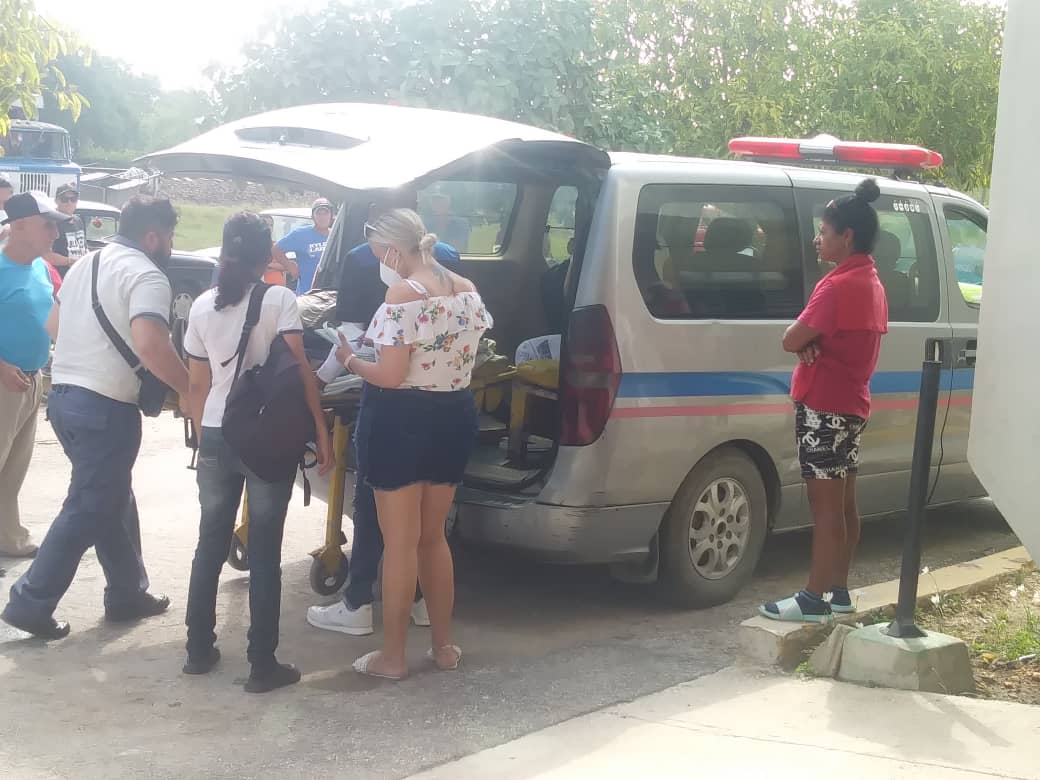 En la carretera Holguín Bayamo, un camión particular que transportaba pasajeros sufrió un accidente. Los lesionados son atendidos de inmediato en instalaciones médicas y se encuentran fuera de peligro para la vida hasta el momento. No hay fallecidos. En #Cuba #CubaSalva