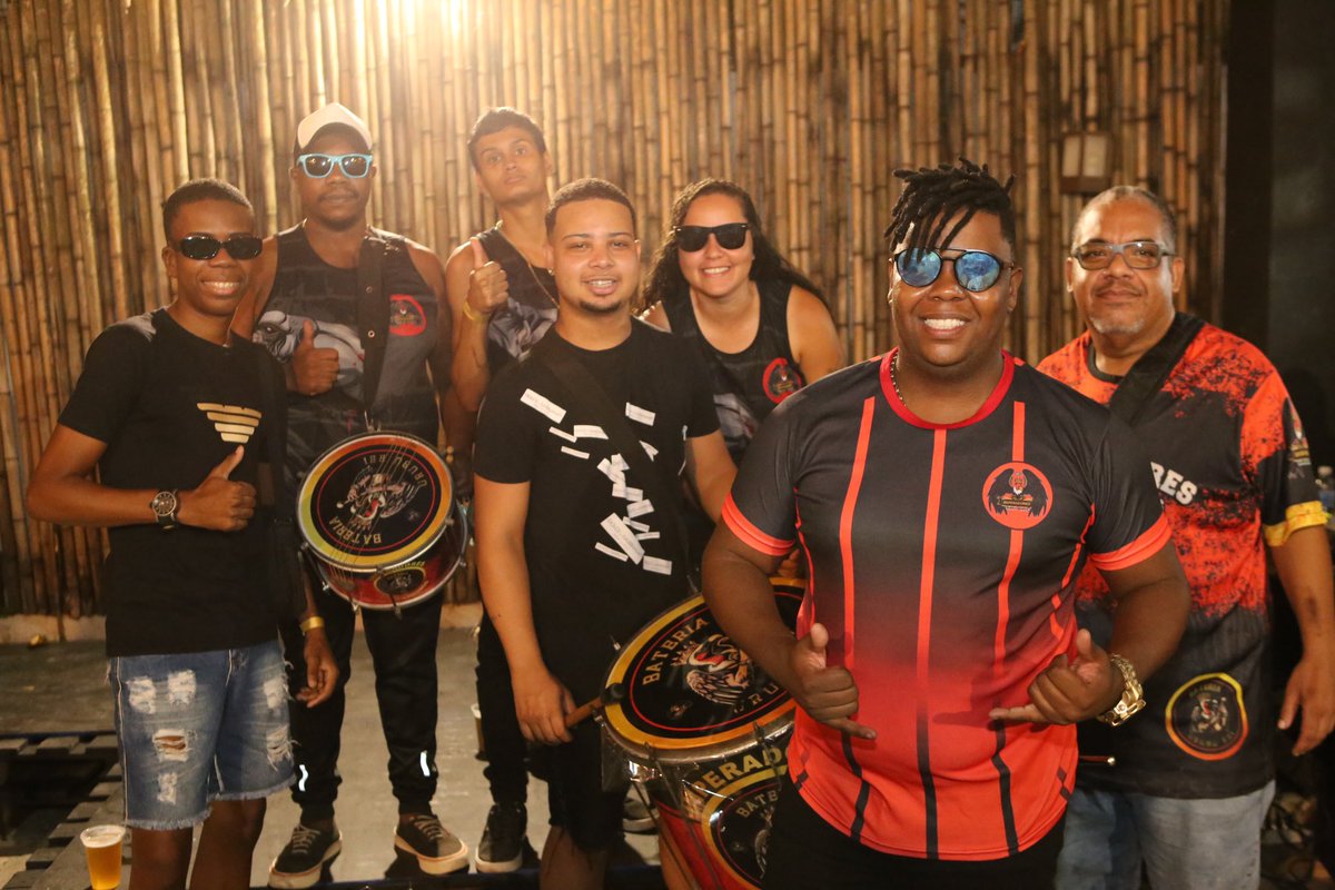 imperadoresrn's tweet photo. 🦅 No último dia 01, feriado do trabalhador, Mestre Mariano convocou a Bateria Urubu Rei para marcar presença e dar show de cadência no Pagode da Emiliah, evento que aconteceu no Bar do Júlio, em Jacarepaguá.

🔥 O evento contou com um show de convidados, alegria e muito samba! https://t.co/1QBYCWnpZr