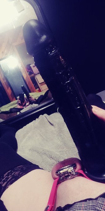 I love how small my clitty is when compared to a real cock 💋 https://t.co/j7I3z2Wvzr