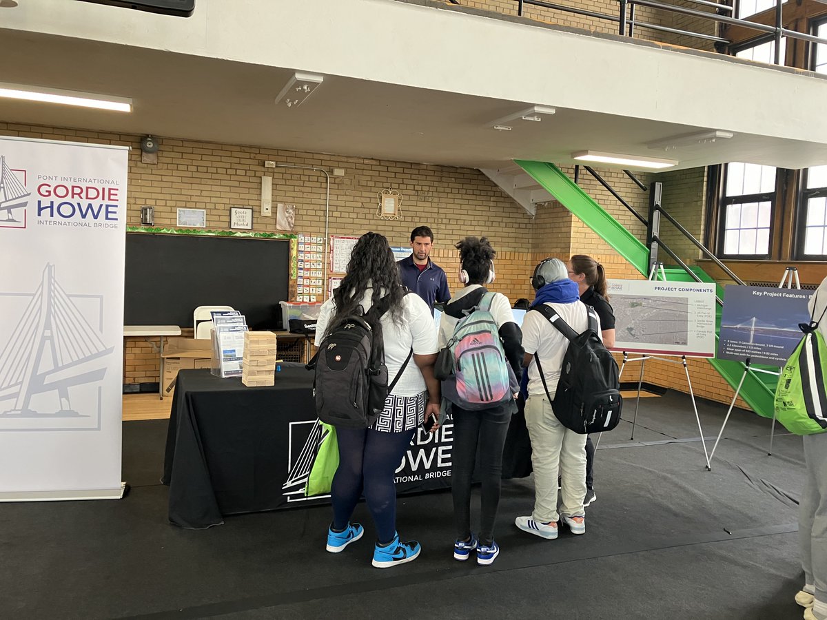 The #GordieHoweBridge project team is here at the Michigan #ConstructionScienceExpo showcasing engineering, construction and skilled trades careers to young Detroit students. 🇺🇸