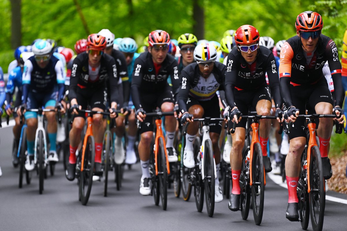 🌧️ The peloton have ticked under 40 kilometres to go at the #Giro. The rain started to fall on the descent of Colle del Melogno, with @NarvaezJho and @Tobias_S_Foss caught up in crashes - however, they're both back up and running in the bunch.