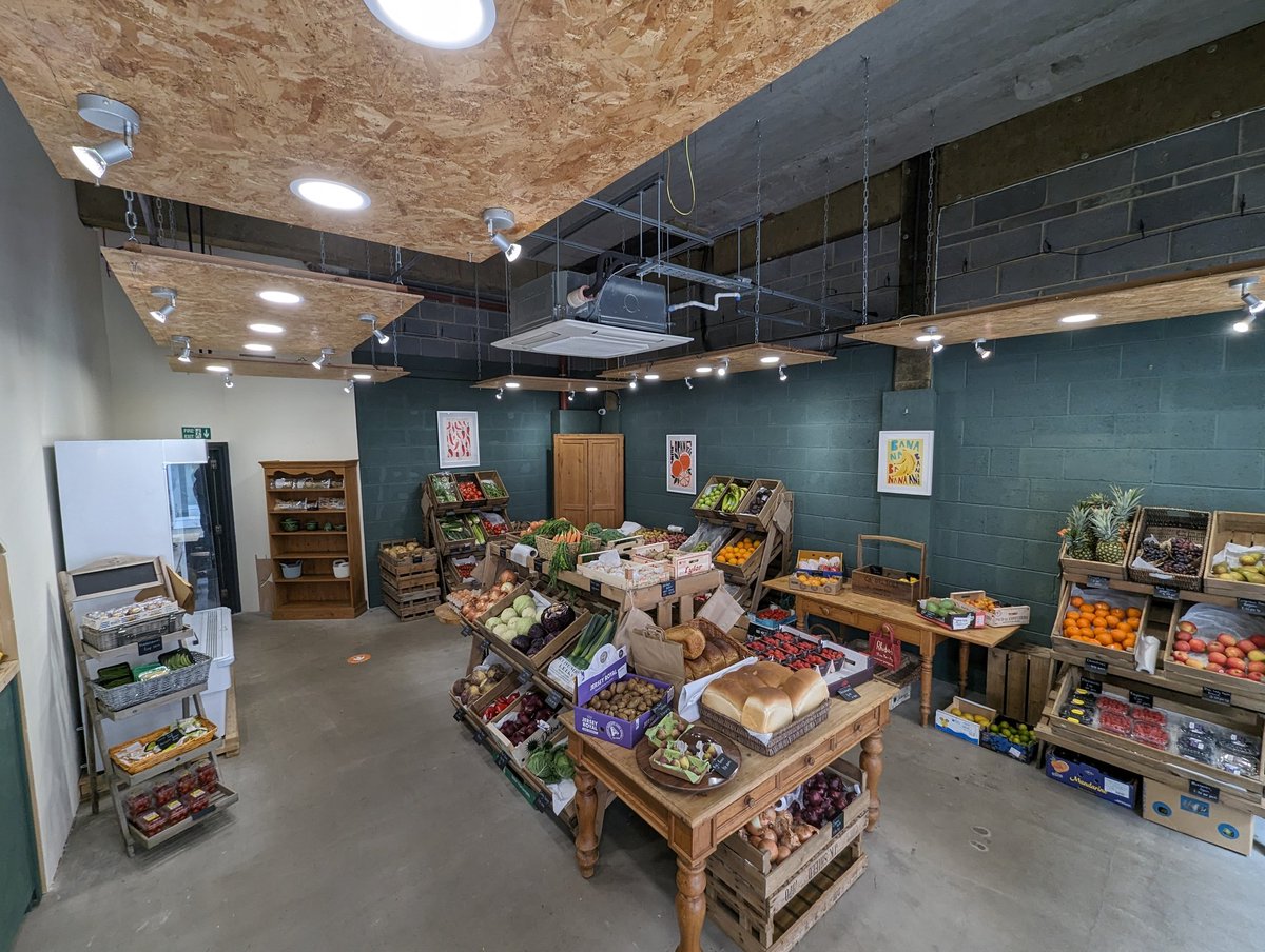 It was a pleasure to chat to Julie and Ged at newly opened greengrocers Anderson's at @PrinceBishops! There is a lovely range of fresh produce, and the shop is dog friendly too 🐕🍅