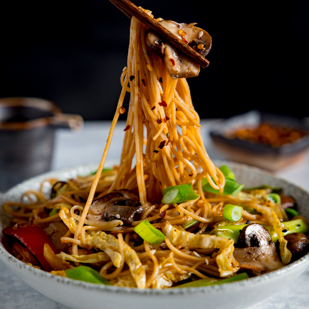 This rich and savoury mushroom chow mein is packed full of veggies. So comforting and bursting with umami flavour. 
Did I mention that it’s a quick and easy and a brilliant vegetarian option too? 

kitchensanctuary.com/mushroom-chow-…
#KitchenSanctuary #noodles #foodie