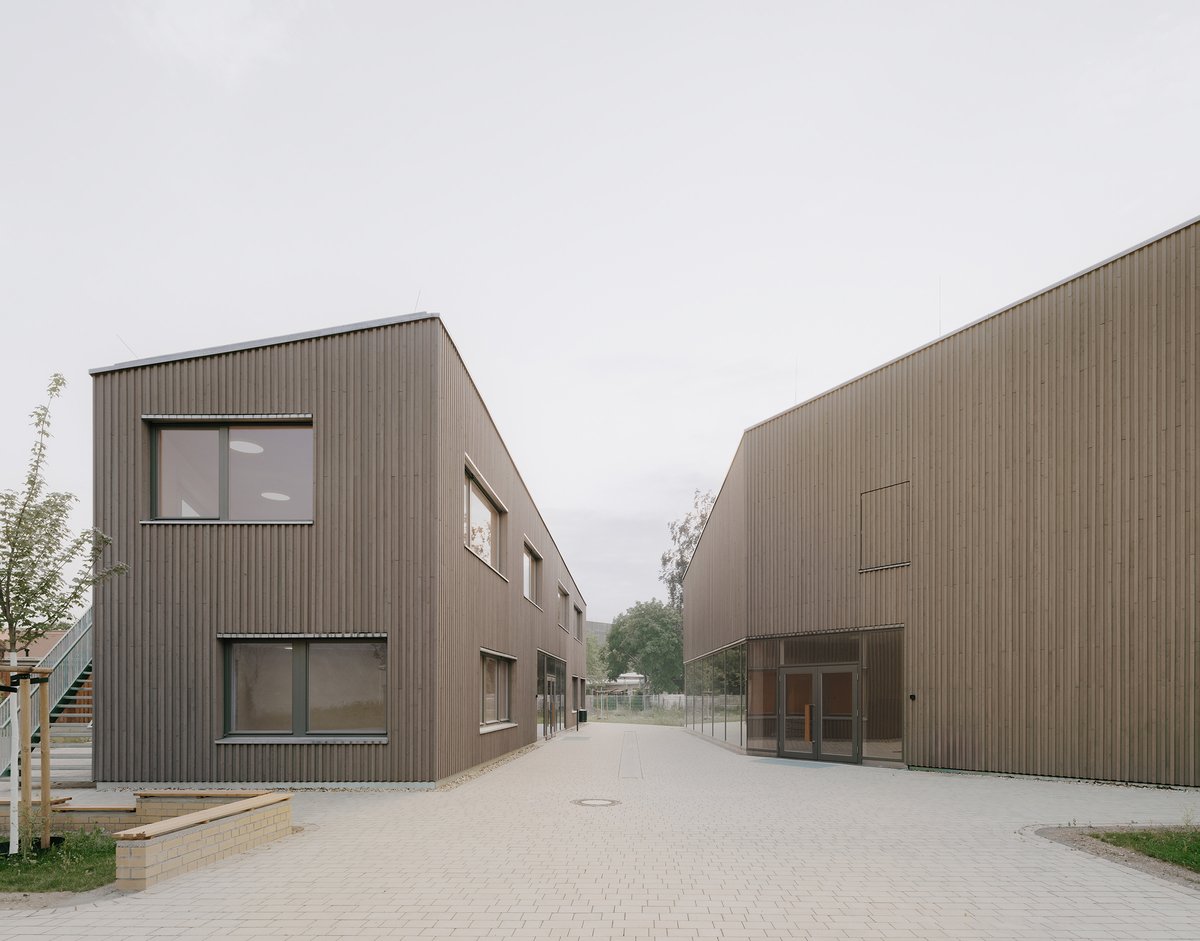 #EducationalArchitecture #Schools Karl Schubert School Multi-purpose Hall and Classroom Building / Kersten Kopp Architekten dlvr.it/T6XsZB