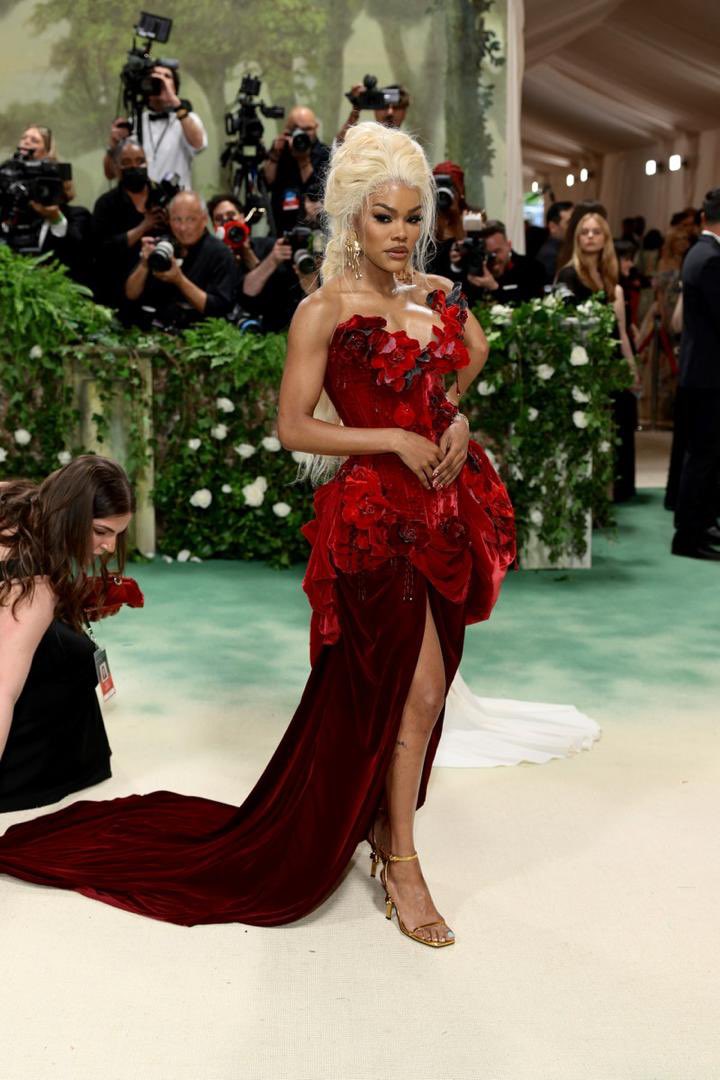 From bold statements to timeless elegance, the #MetGala2024 was a night of unforgettable fashion. Who do you think nailed their look?

#PulseRadioUG