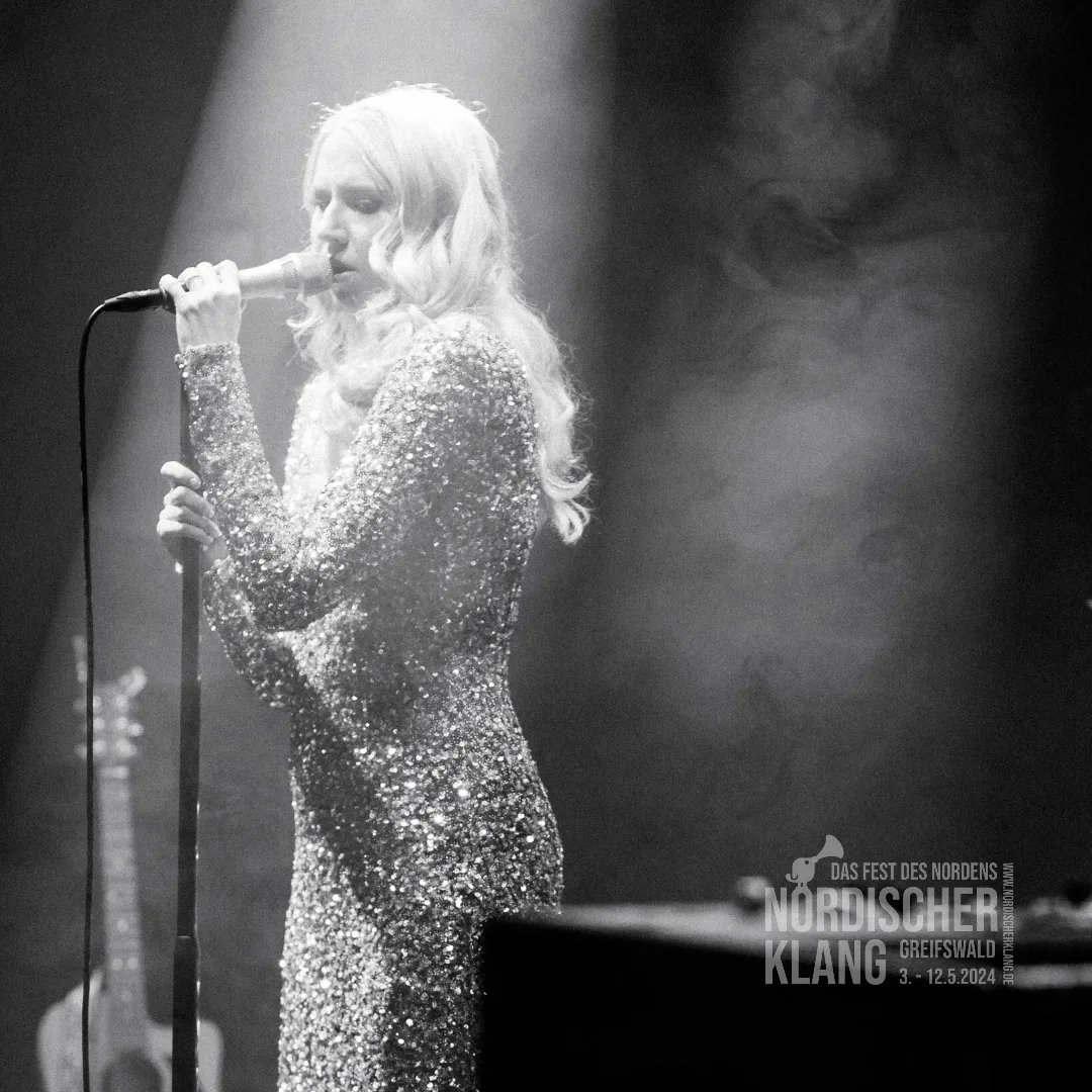 Eine Festivaleröffnung voller Glanz! Rita Ray füllte die Stadthalle nicht nur mit einem tanzenden Publikum und ihrer unvergleichlichen Stimme, sondern auch mit ihrem funkelnden Glitzerkleid, der feuerigen Band und einer energiegeladenen Atmosphäre.
#nokl24 
<a href="/BotschaftEstBer/">Botschaft Estland</a>