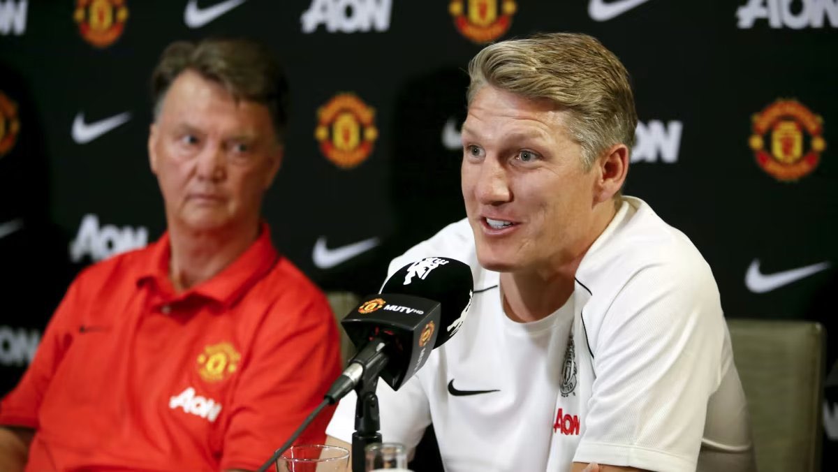Bastian Schweinsteiger: 'Van Gaal bought up players like Muller, Badstuber, Lingard, Rashford. He didn't spend so much money at Munich or Manchester United. For a club, you do it that way or you do it like Mourinho and buy Zlatan, Pogba, etc.' #MUFC