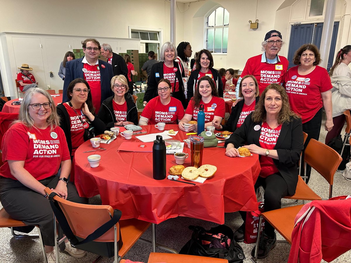 #MomsAreEverywhere
Volunteers and gun safety advocates @MomsDemand are in Albany today taking action and speaking to our legislators to gain support for safe gun laws and gun violence prevention programs that will keep our communities safe in NYS! 🧡🙌🏼
@Everytown 
#NYpol
