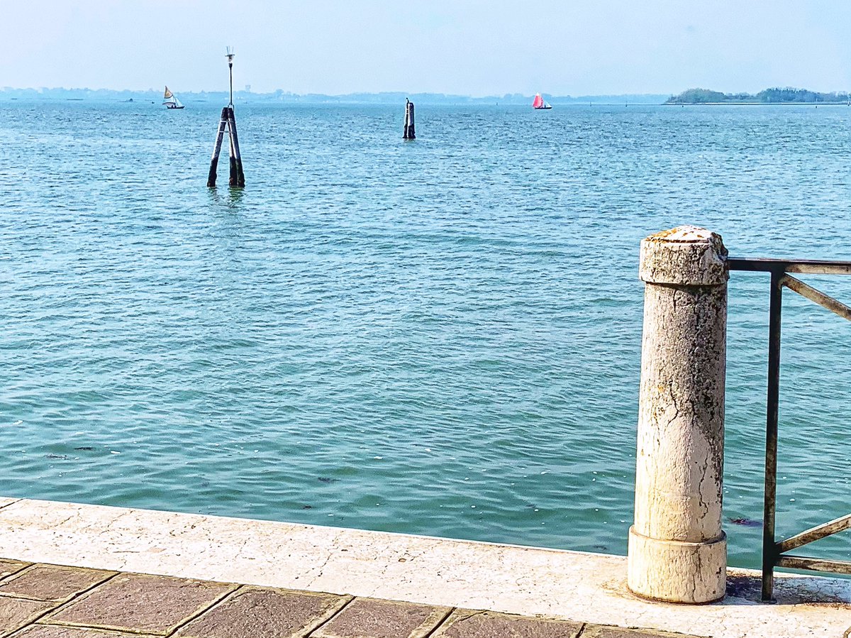 The lagoon and its colors 🩵 

📍Fondamenta Sacca San Girolamo

#VeniceLife #vitaveneziana #vivereavenezia #venise #venecia #venedig #venetië #veneza  #ונציה #veneziadavivere #veneziaautentica #streetphotography #urbanphotography #perfectview #venicevibes #venezia #venice