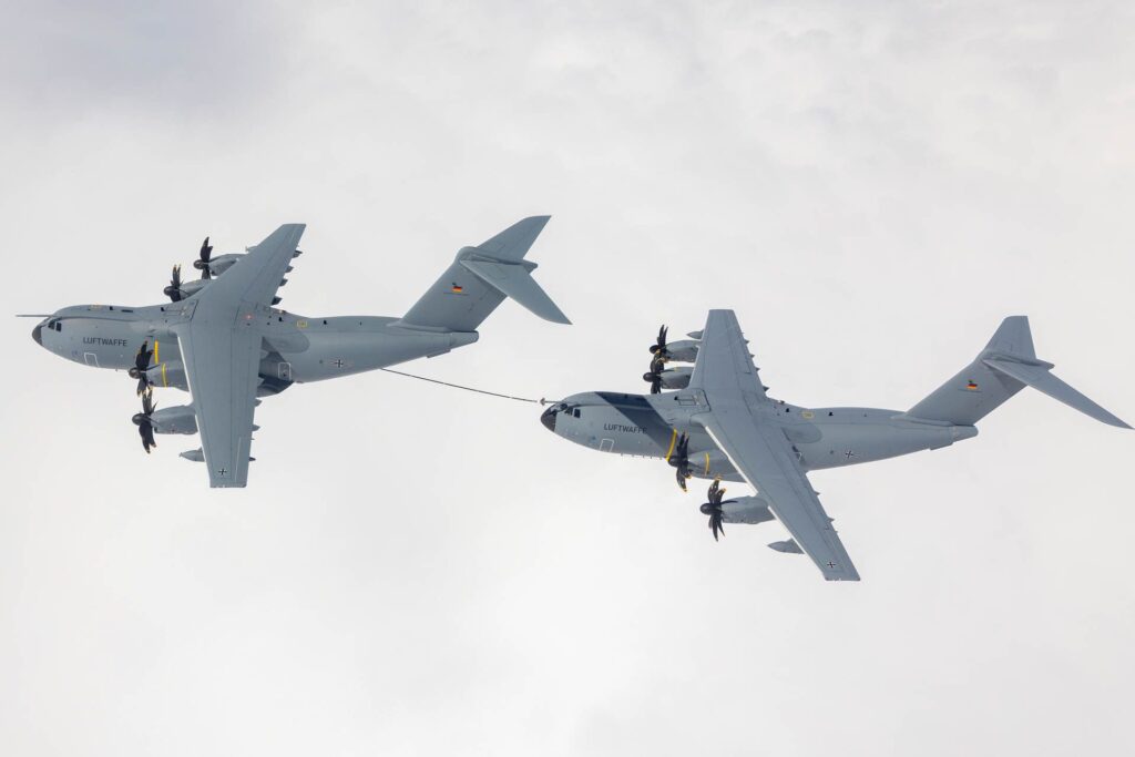 Het  Duitse Lufttransportgeschwader (LTG) 62 heeft recent voor het eerst een  A400M van dit squadron boven de Noordzee laten bijtanken door een  andere A400M van dit squadron.  shorturl.at/tBY57